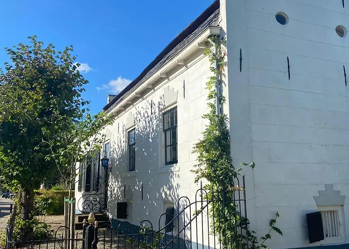 Beautiful Renovated Pensión *