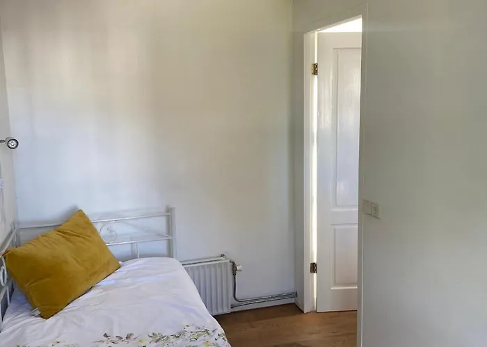 Beautiful Renovated Pensión Ankeveen