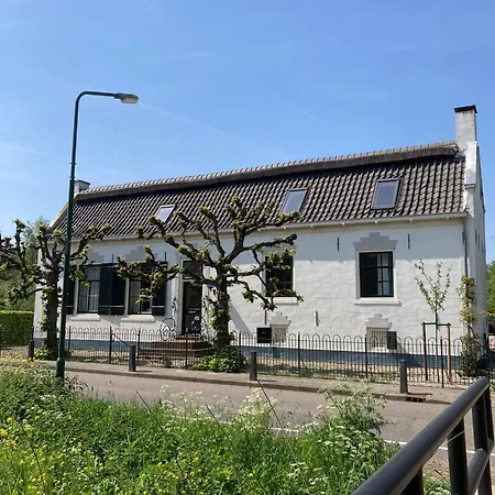 Beautiful Renovated Guest house Ankeveen